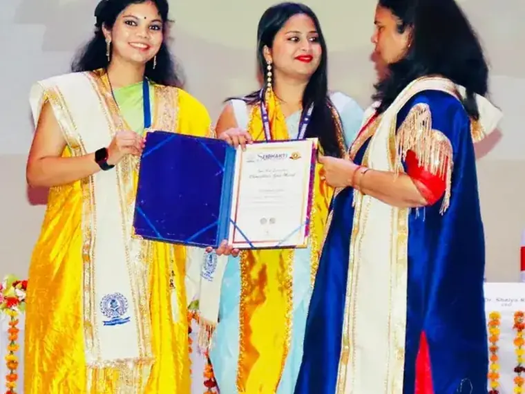 Dr. Chahak Singhal receiving the Chancellors Gold Medal