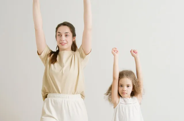 Child taking early steps during a physiotherapy session