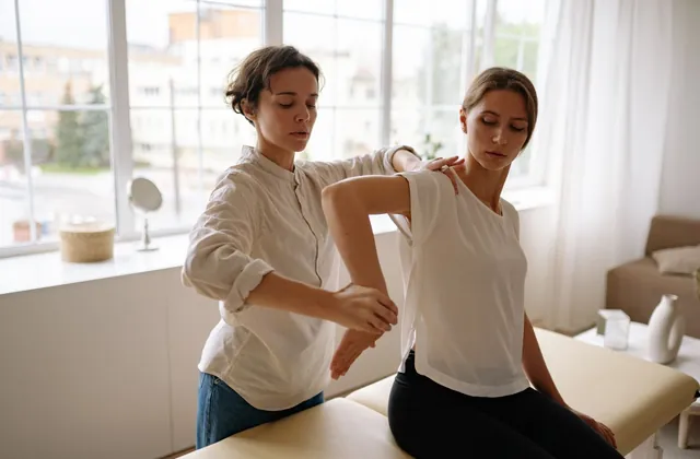 Physiotherapist explaining a treatment plan